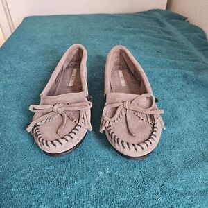 ​Minnetonka Suede Kilty Hardsole Moccasins Size 6 Taupe